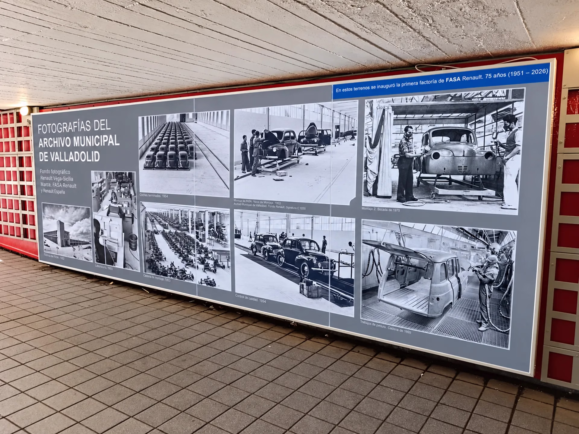 Caja de luz con fotografías históricas de FASA-Renault del Archivo Municipal de Valladolid, instalada en el túnel peatonal del Arco de Ladrillo.